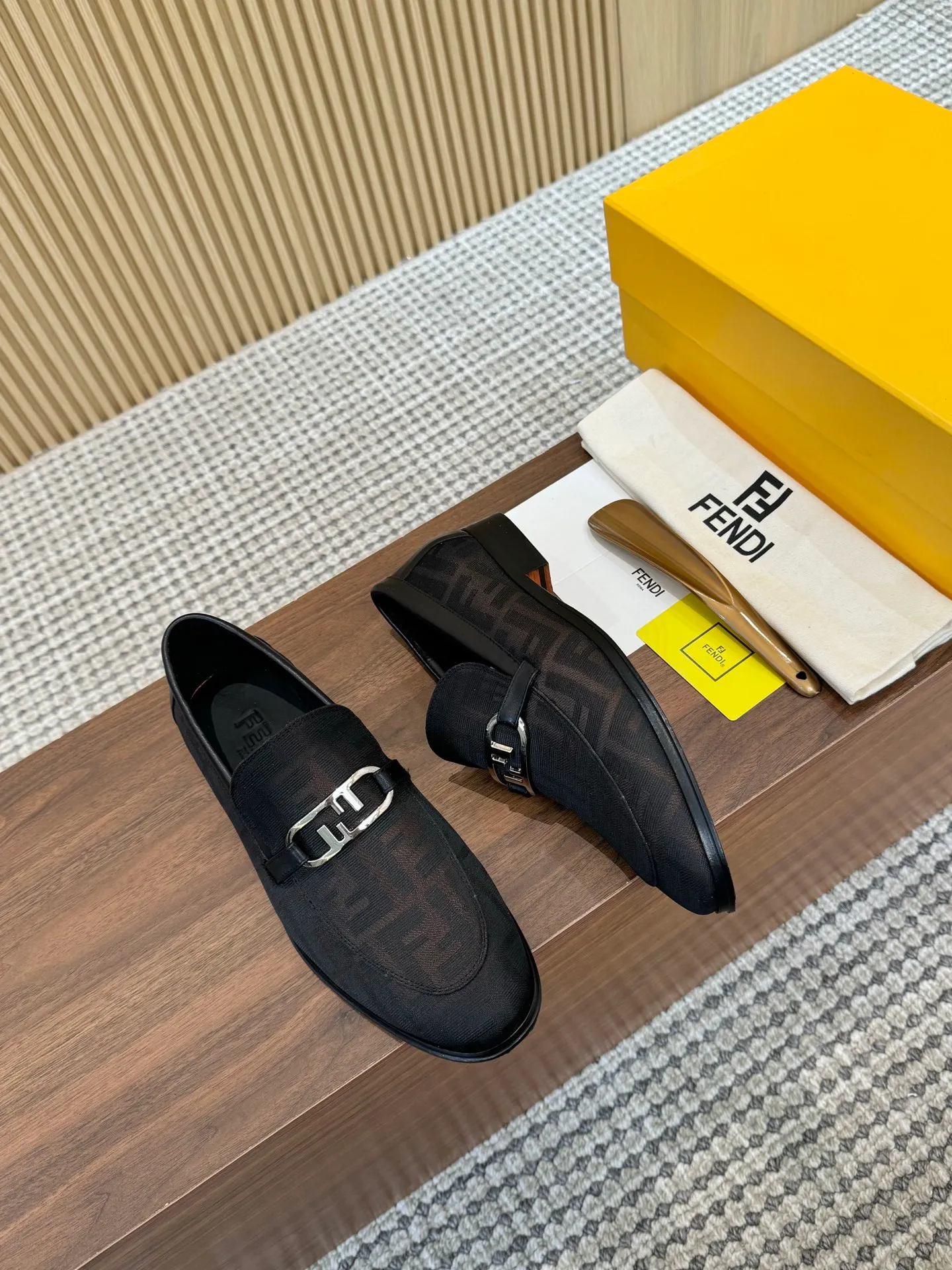 [FENDI] Top P: 980💰 ▪️Size: Men's 39-44. (Customized at 38.45.46) Fendi men's business casual leather shoes Imported brand cloth/calfskin/open edge beads/brand logo printing -Inside: Comfortable cowhide lining -Outsole: Genuine leather outsole with rubber backing embedded in the heel, perfect injection molding -Ultra-high quality control·Fine workmanship: highlighted (high-end·luxury·grade)